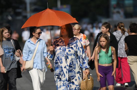 Москвичи и туристы в жаркую погоду в Москве