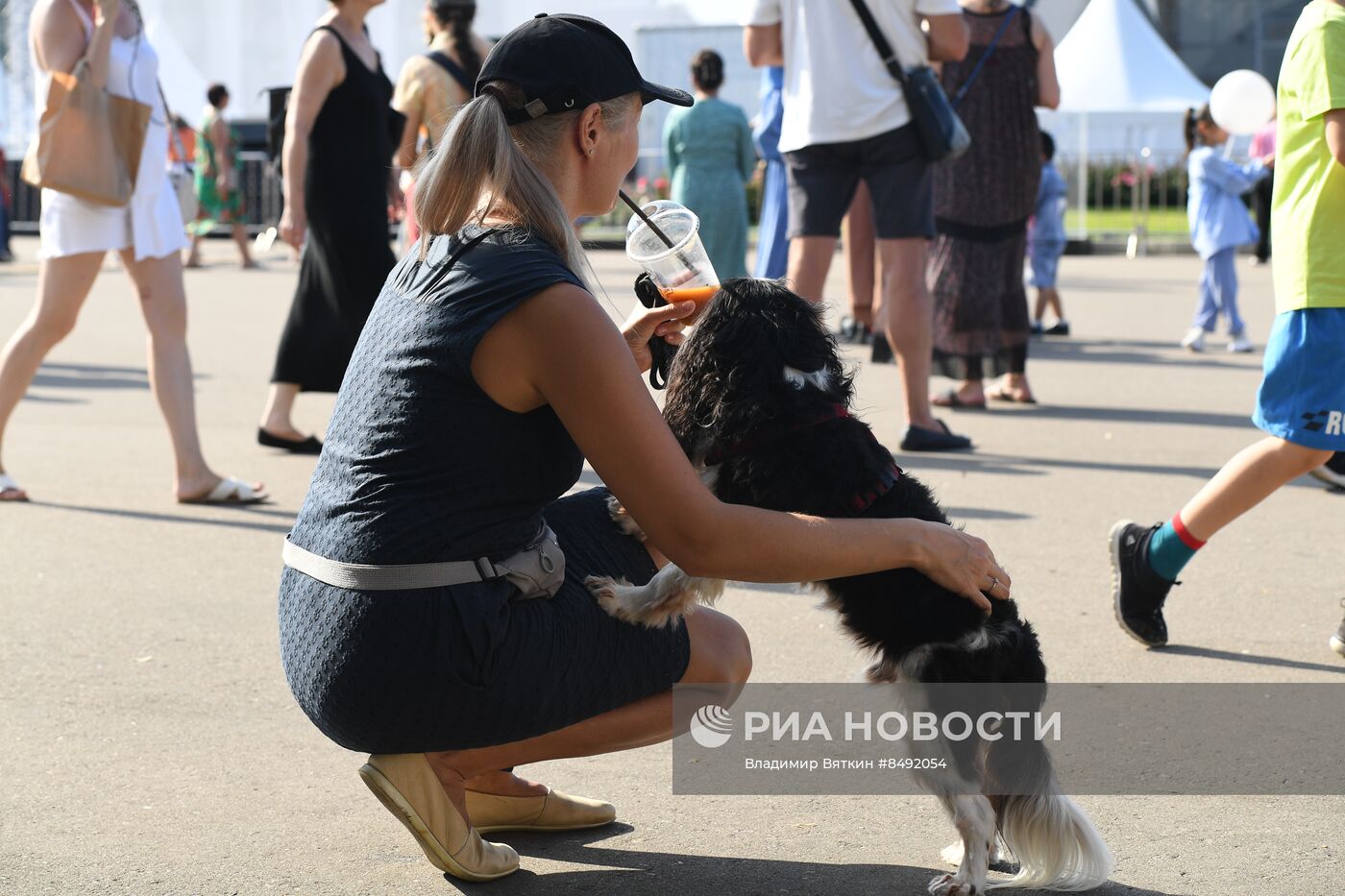 Москвичи и туристы в жаркую погоду в Москве