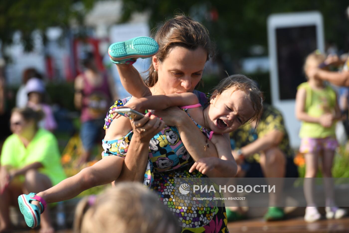 Москвичи и туристы в жаркую погоду в Москве