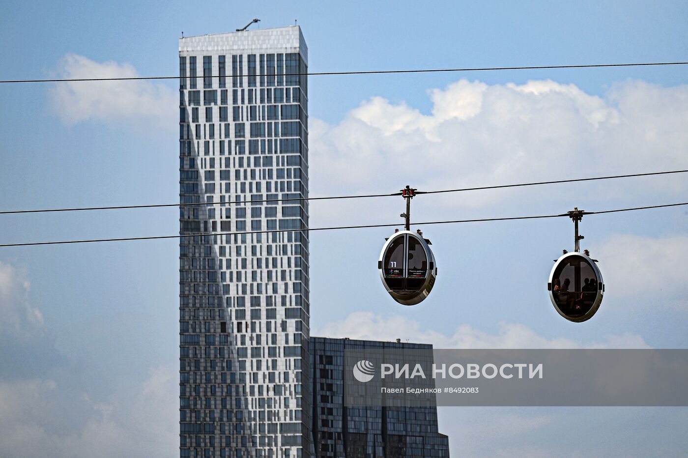 Москвичи и туристы в жаркую погоду в Москве