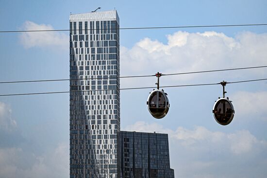 Москвичи и туристы в жаркую погоду в Москве