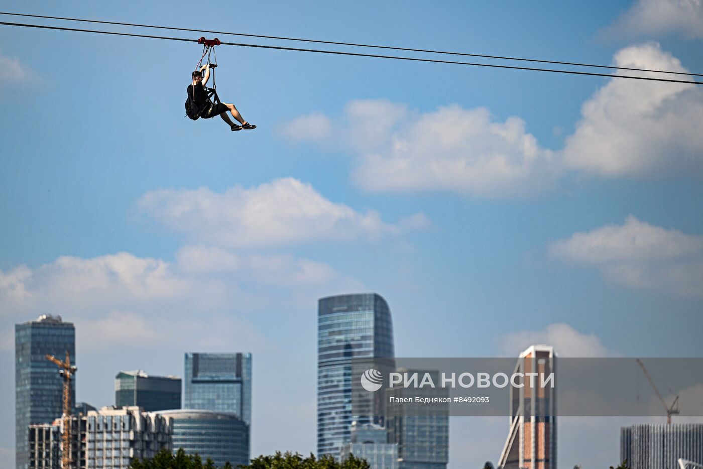 Москвичи и туристы в жаркую погоду в Москве