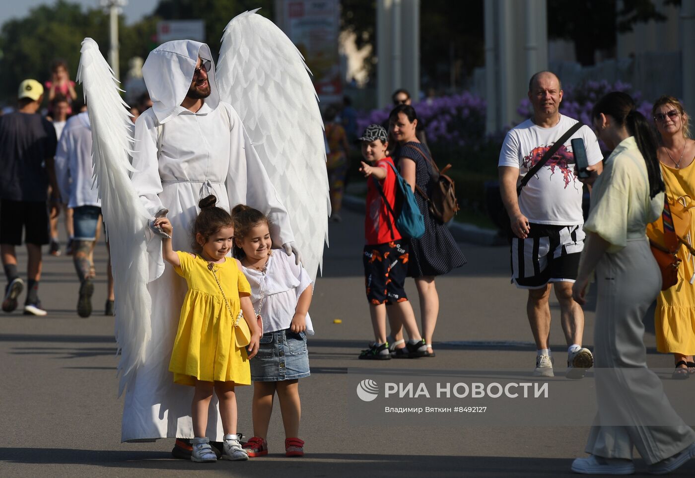 Москвичи и туристы в жаркую погоду в Москве