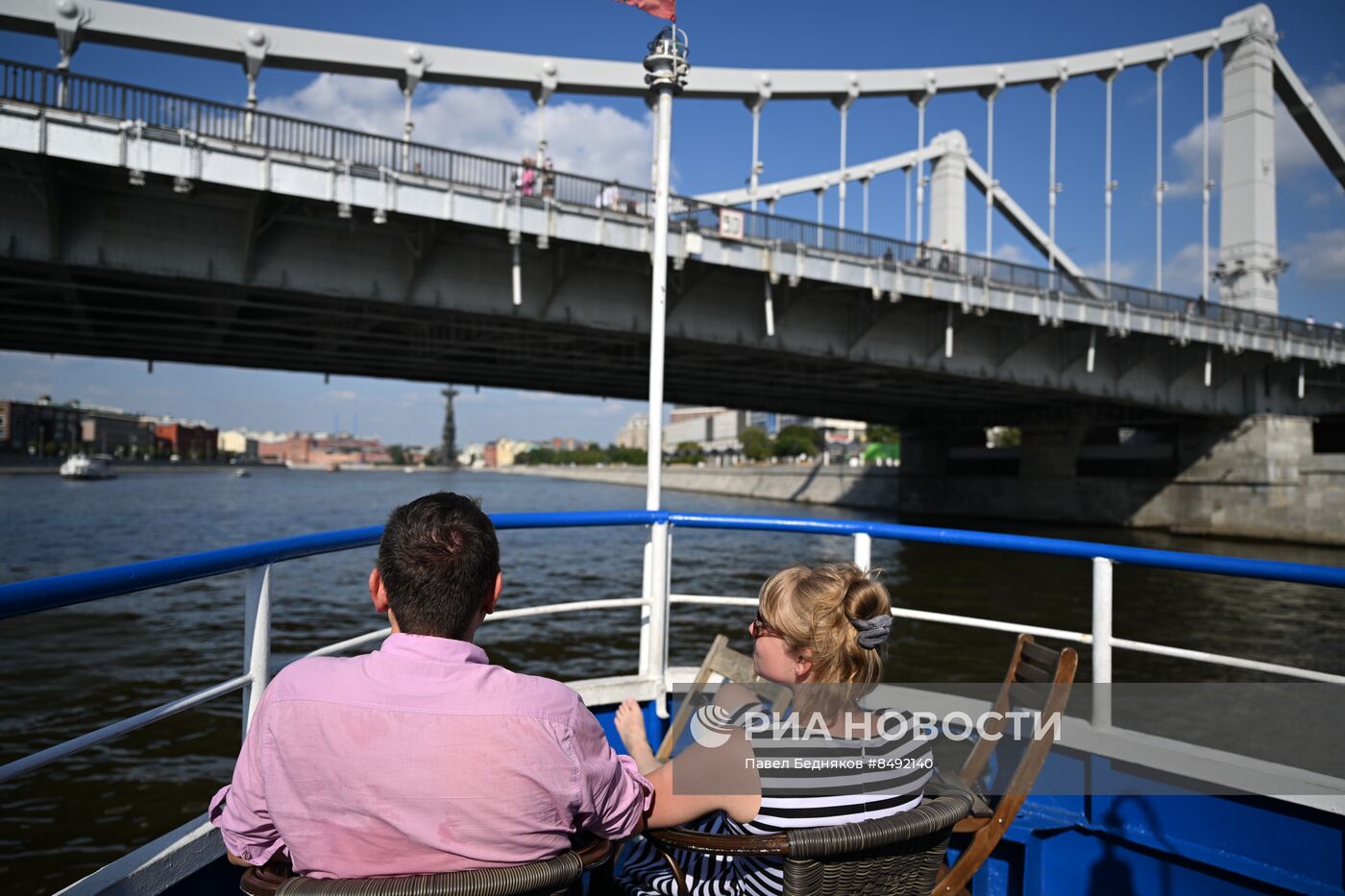 Москвичи и туристы в жаркую погоду в Москве