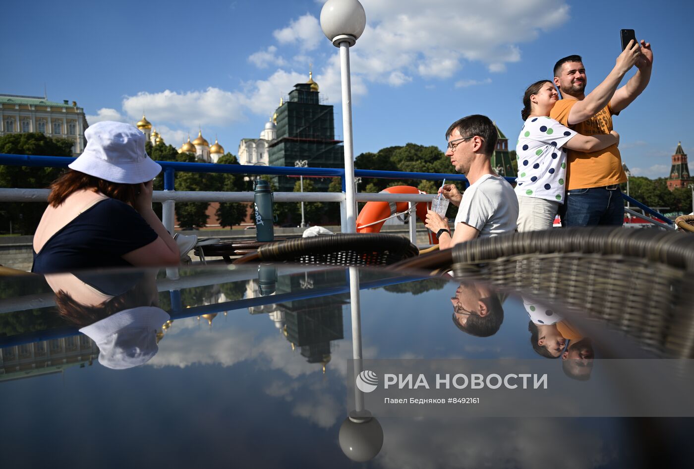 Москвичи и туристы в жаркую погоду в Москве