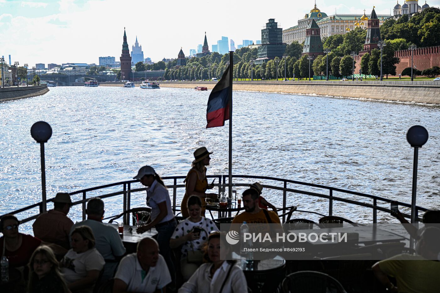 Москвичи и туристы в жаркую погоду в Москве