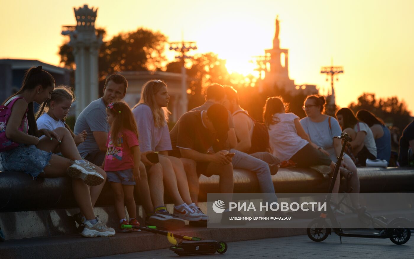 Москвичи и туристы в жаркую погоду в Москве