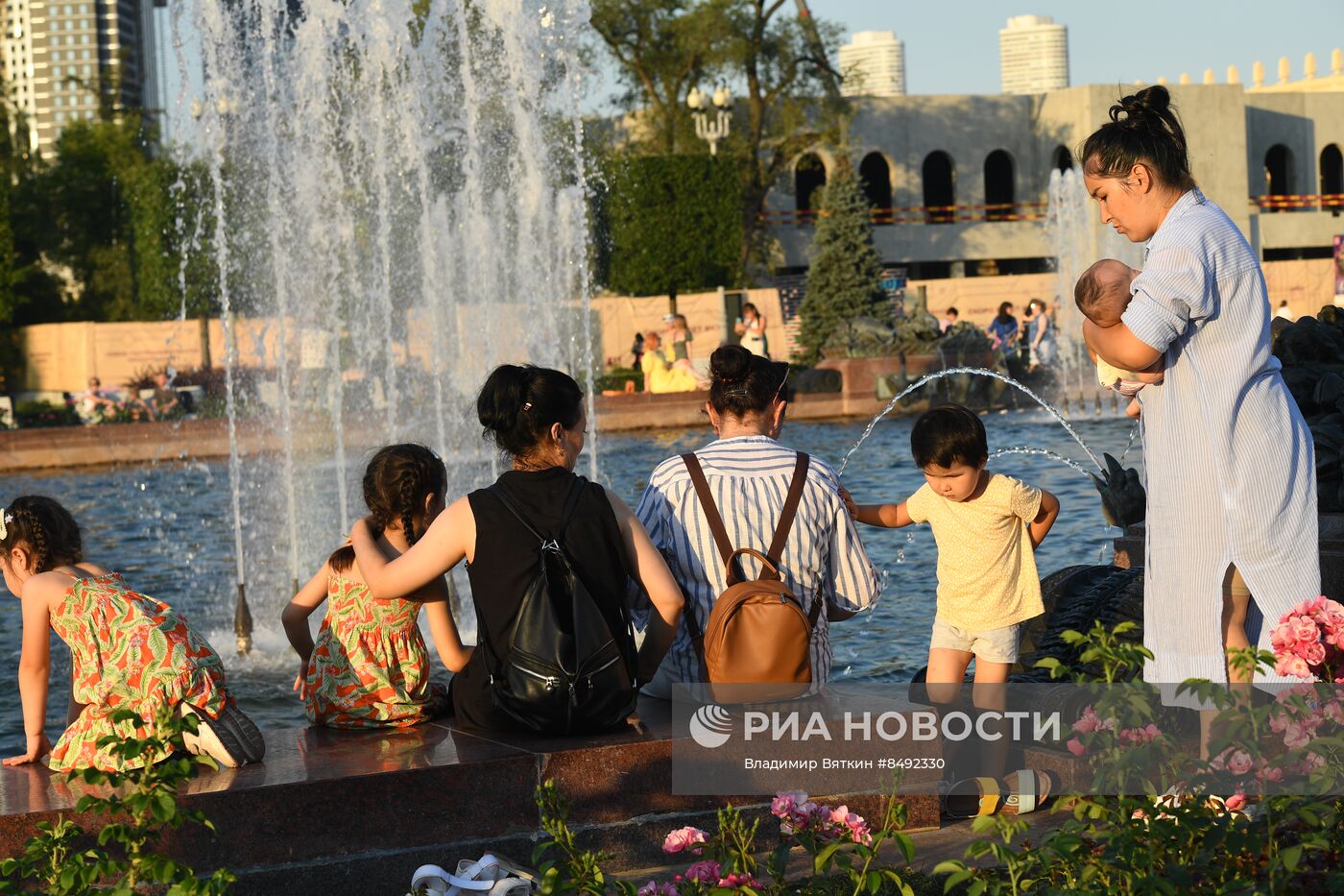 Москвичи и туристы в жаркую погоду в Москве