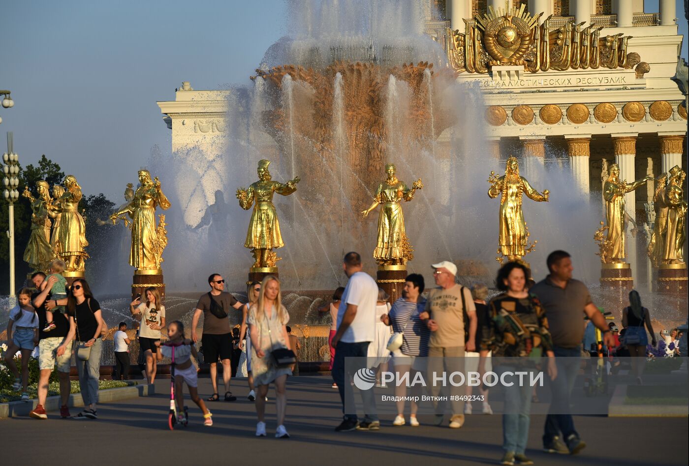 Москвичи и туристы в жаркую погоду в Москве
