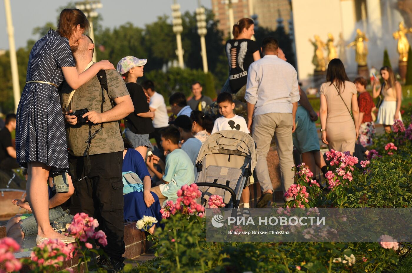 Москвичи и туристы в жаркую погоду в Москве