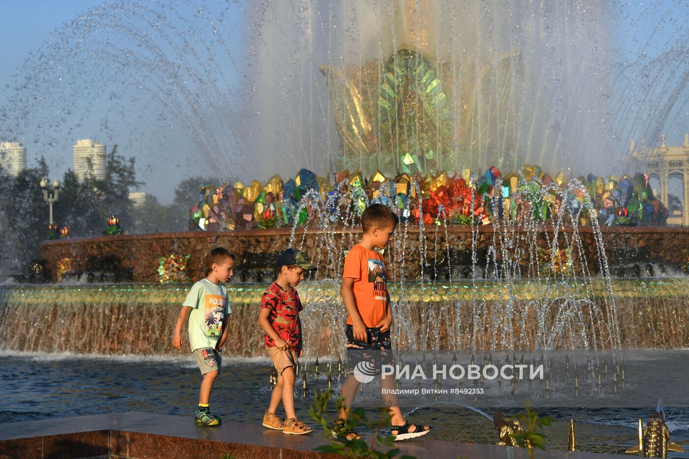 Москвичи и туристы в жаркую погоду в Москве