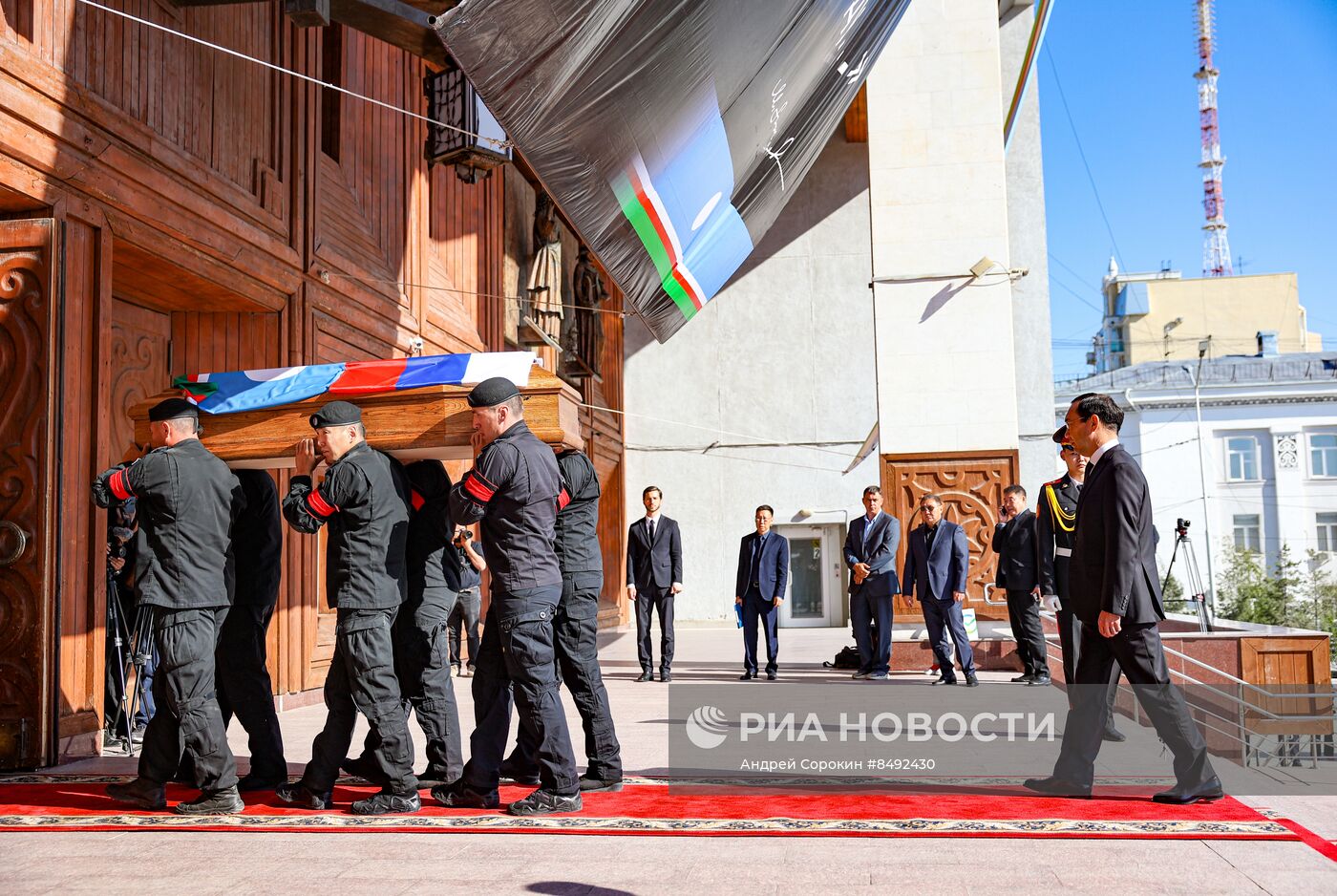 Прощание с первым президентом Якутии Михаилом Николаевым