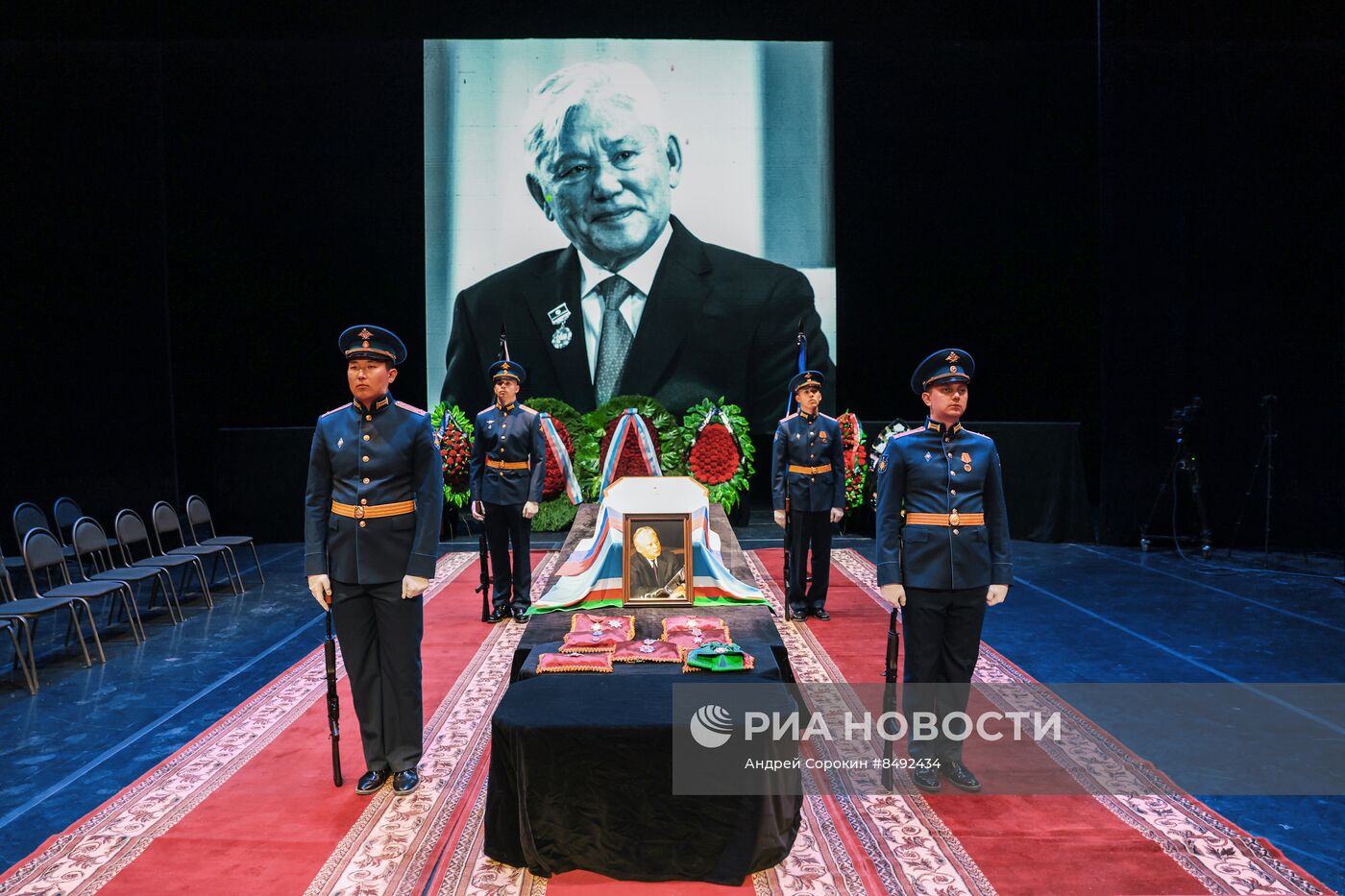 Прощание с первым президентом Якутии Михаилом Николаевым