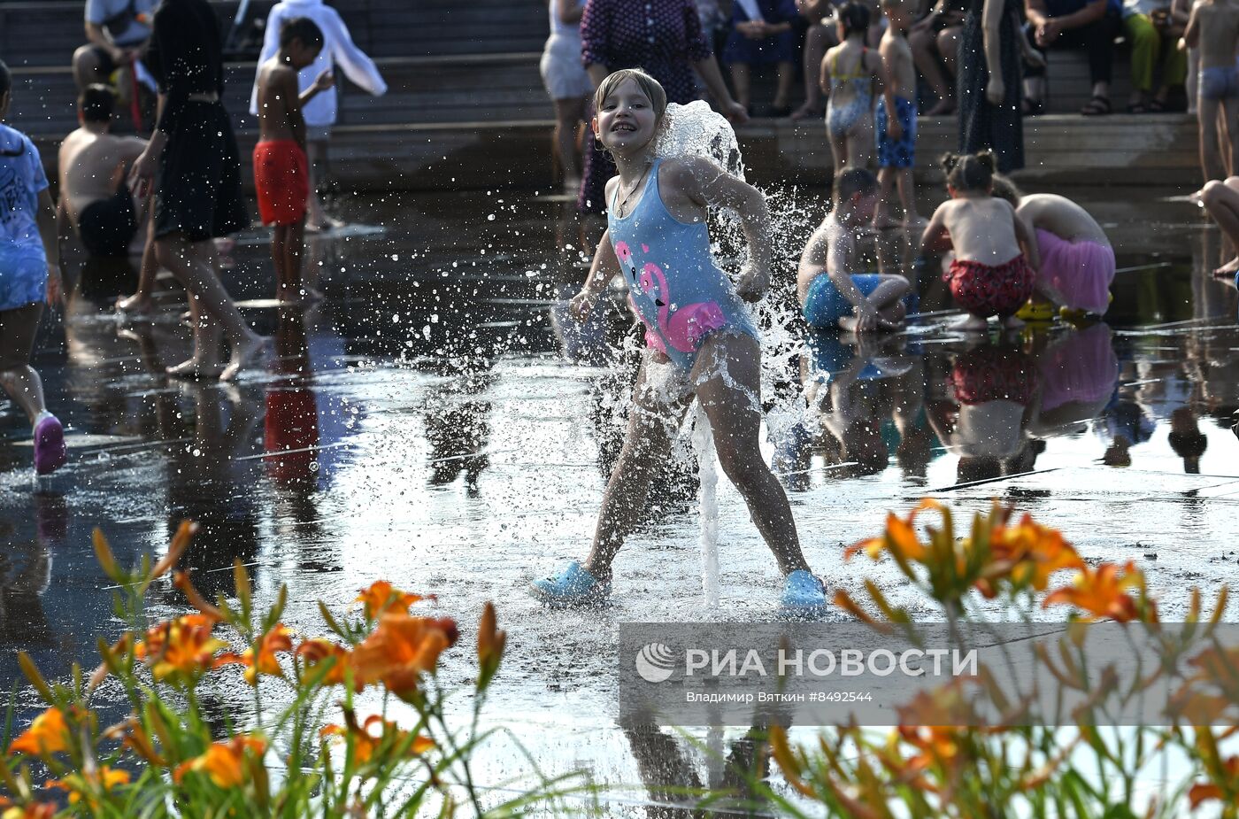 Москвичи и туристы в жаркую погоду в Москве