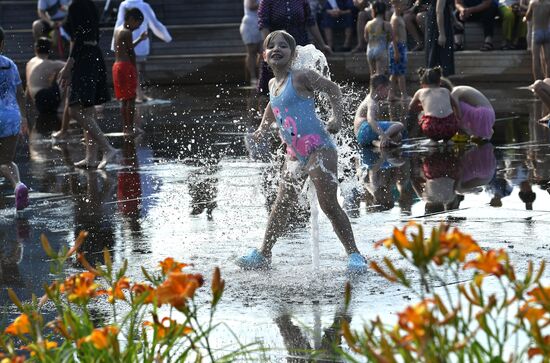 Москвичи и туристы в жаркую погоду в Москве