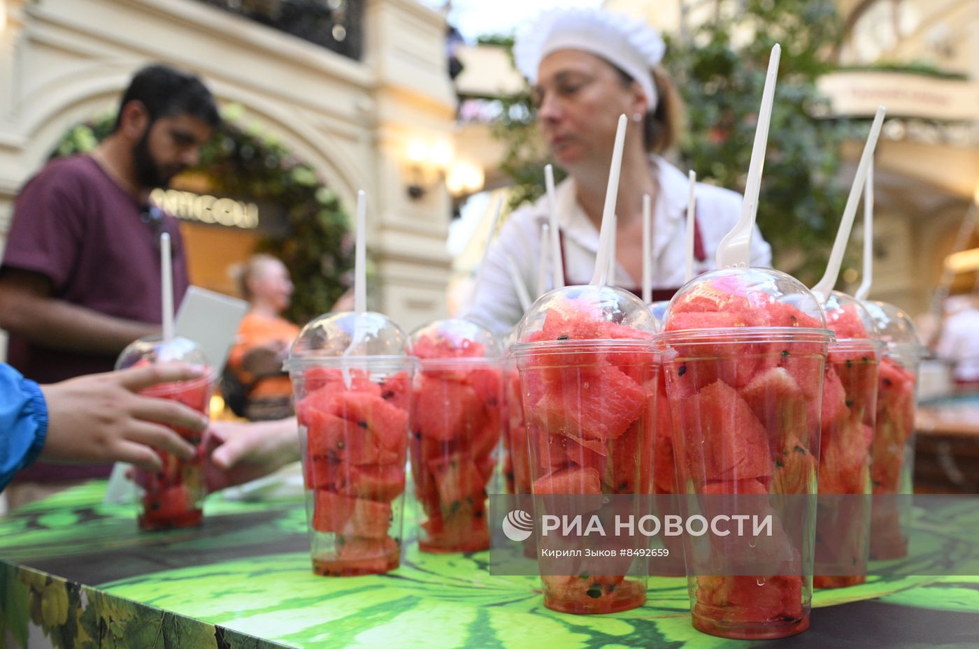 Фонтан в ГУМе украсили арбузами и дынями