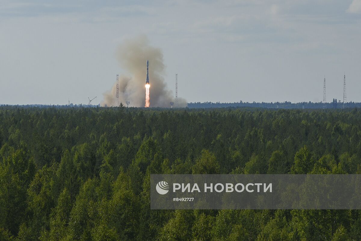 Запуск ракеты-носителя среднего класса "Союз-2.1б" с космодрома Плесецк
