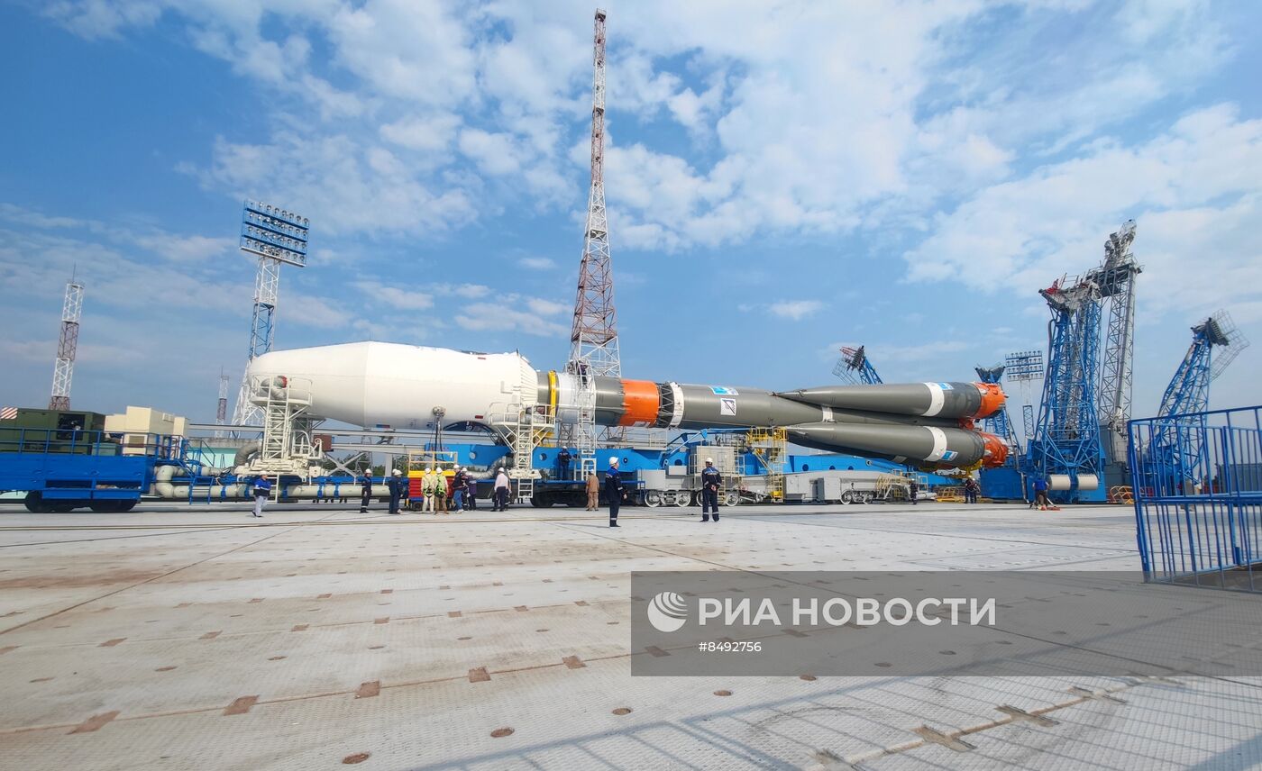 Ракету "Союз-2.1б" с автоматической станцией "Луна-25" установили на стартовый комплекс космодрома Восточный