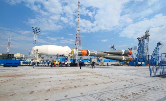 Ракету "Союз-2.1б" с автоматической станцией "Луна-25" установили на стартовый комплекс космодрома Восточный