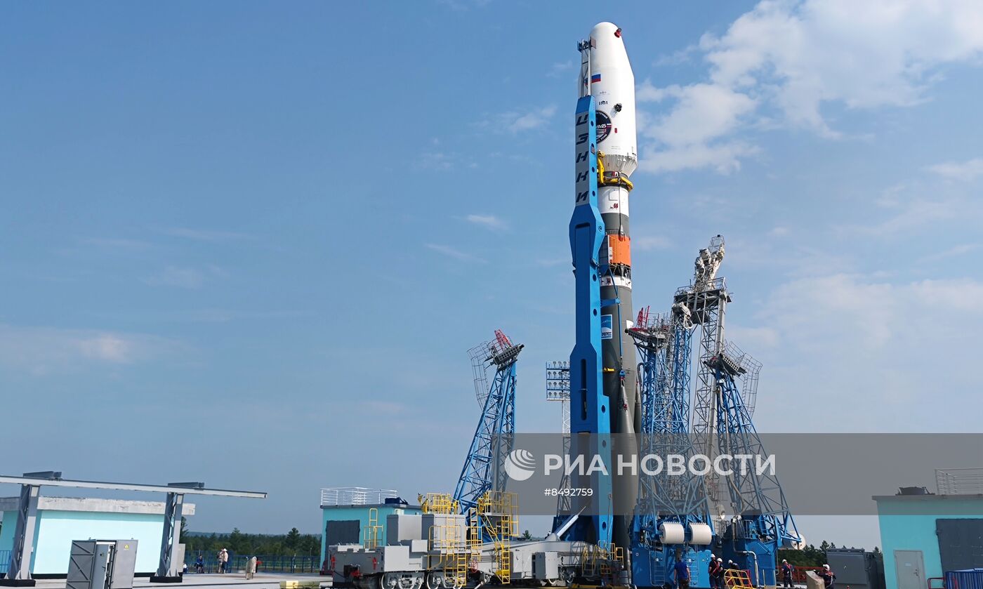 Ракету "Союз-2.1б" с автоматической станцией "Луна-25" установили на стартовый комплекс космодрома Восточный