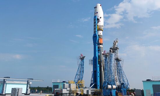 Ракету "Союз-2.1б" с автоматической станцией "Луна-25" установили на стартовый комплекс космодрома Восточный