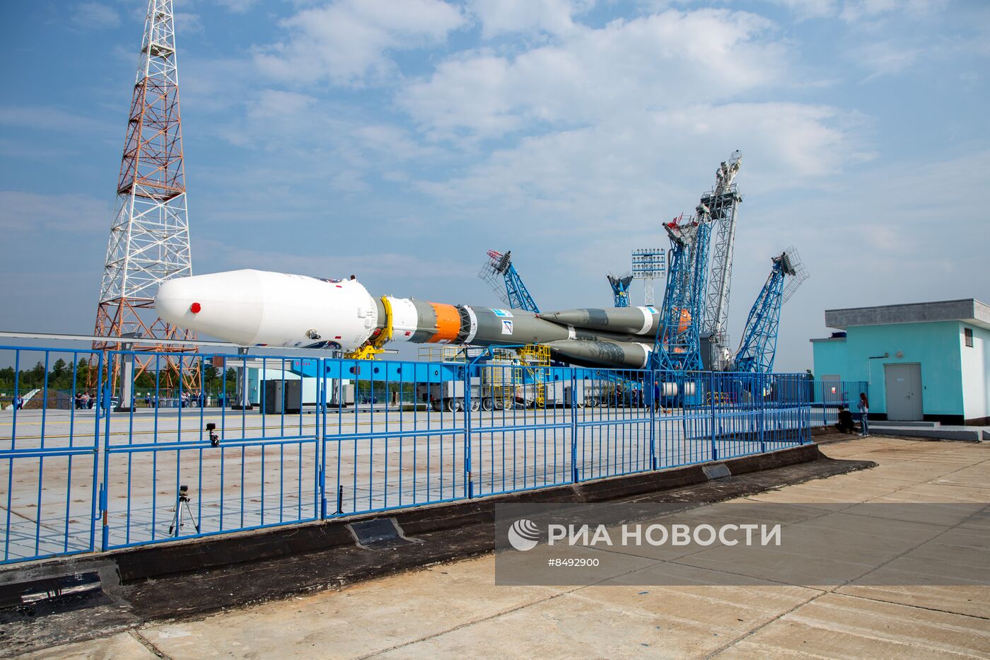 Ракету "Союз-2.1б" с автоматической станцией "Луна-25" установили на стартовый комплекс космодрома Восточный