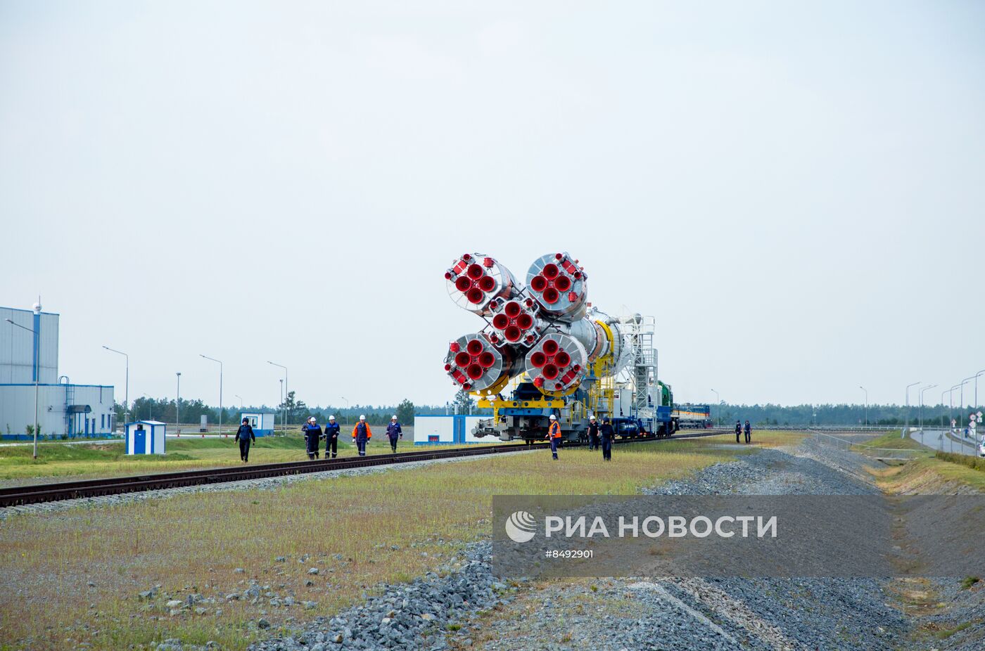 Ракету "Союз-2.1б" с автоматической станцией "Луна-25" установили на стартовый комплекс космодрома Восточный