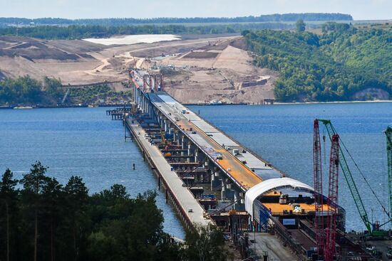 Завершена надвижка пролетов автомобильного моста через Волгу в Татарстане