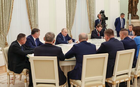Президент РФ В. Путин провел совещание по вопросам развития строительной отрасли