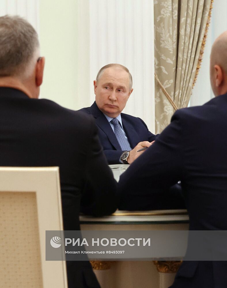 Президент РФ В. Путин провел совещание по вопросам развития строительной отрасли