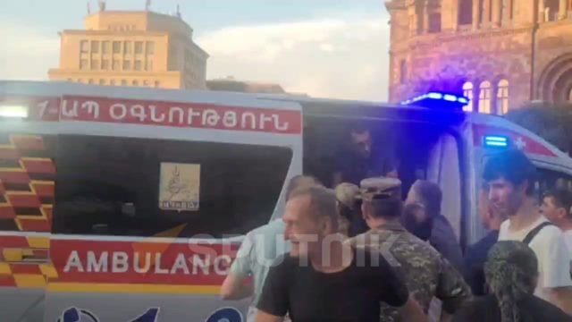 Сотрудники "Скорой помощи" оказывают помощь пострадавшим при задержаниях