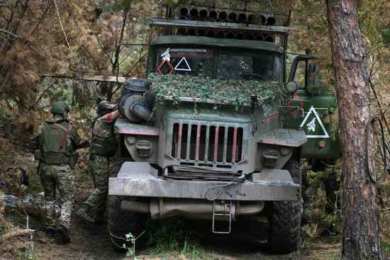 Работа артиллерийских расчетов РСЗО БМ-21 "Град" ЦВО на Краснолиманском направлении в ЛНР