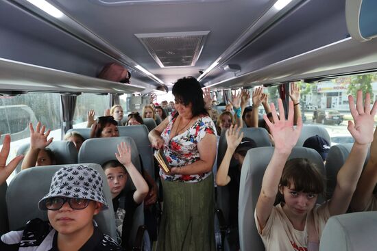 Отъезд детей из Мариуполя на отдых в Ленобласть