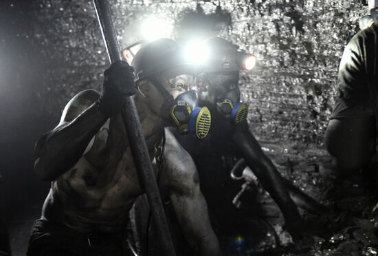 Добыча угля на шахте им. Лутугина в ДНР