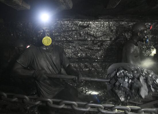 Добыча угля на шахте им. Лутугина в ДНР