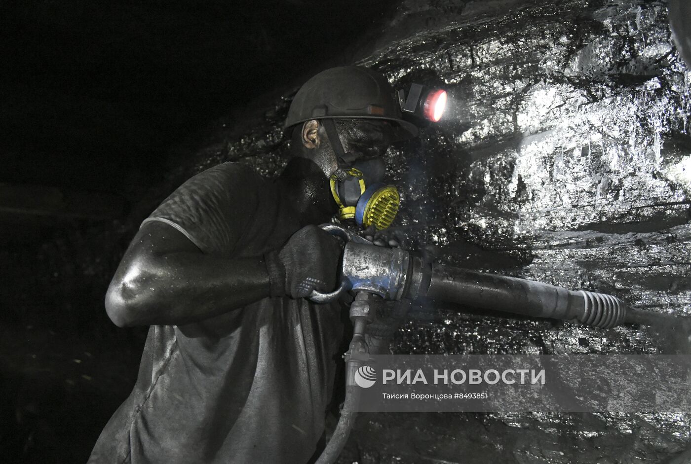 Добыча угля на шахте им. Лутугина в ДНР