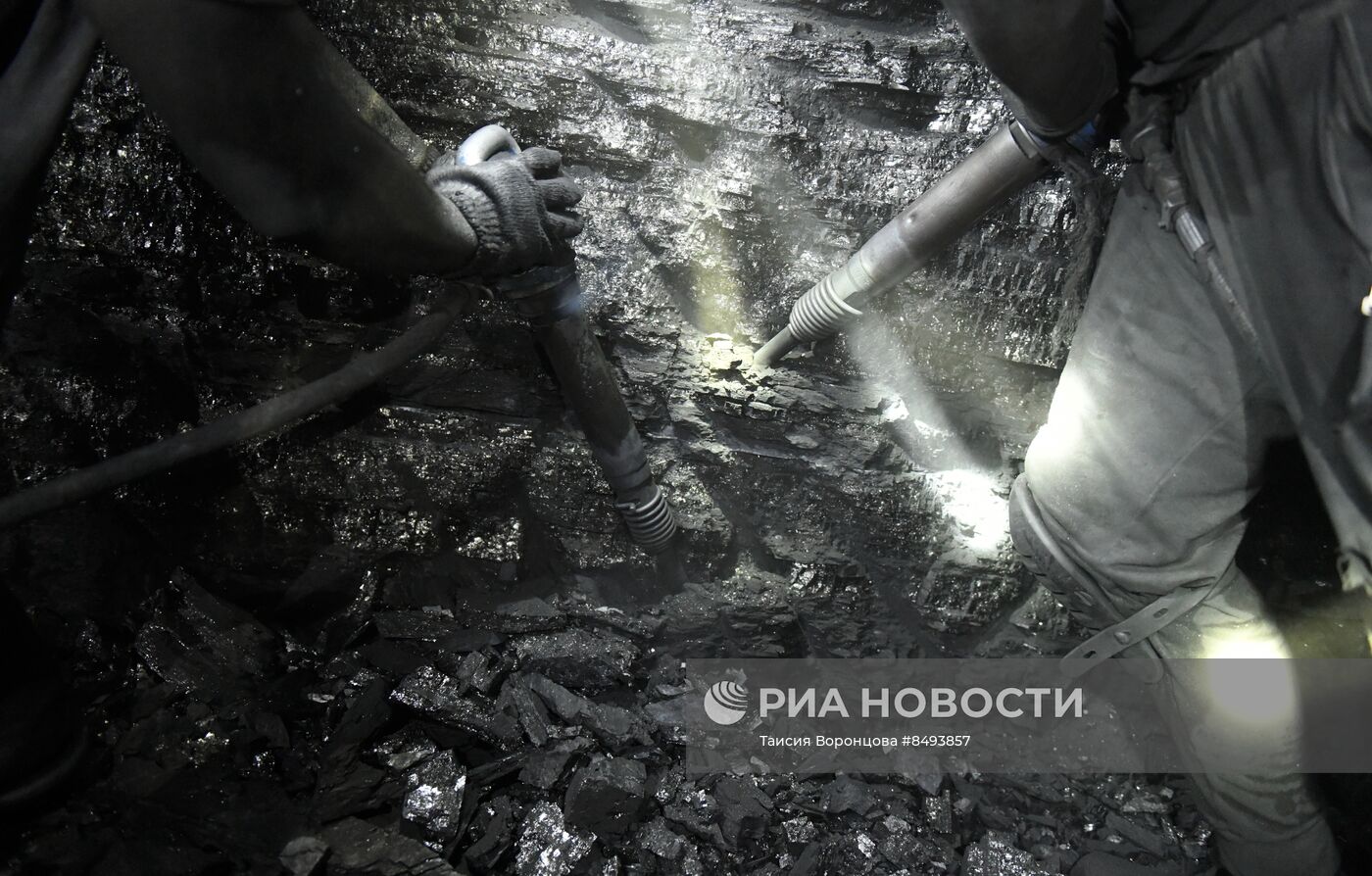 Добыча угля на шахте им. Лутугина в ДНР