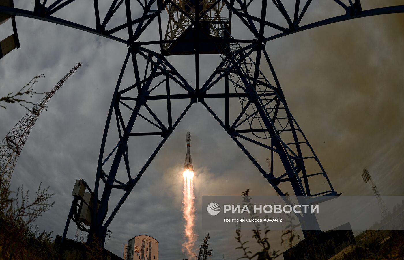 Запуск РН "Союз-2.1б" с автоматической станцией "Луна-25"