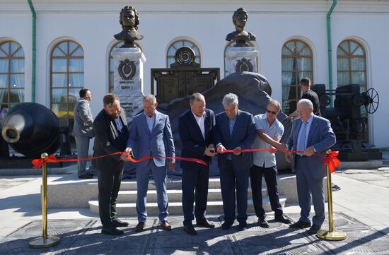 Церемония открытия бюстов Петра Первого и Екатерины Первой в Екатеринбурге