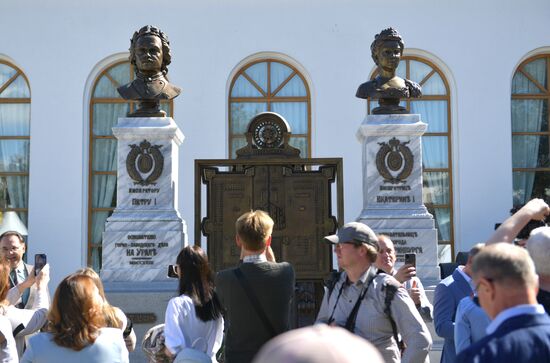 Церемония открытия бюстов Петра Первого и Екатерины Первой в Екатеринбурге