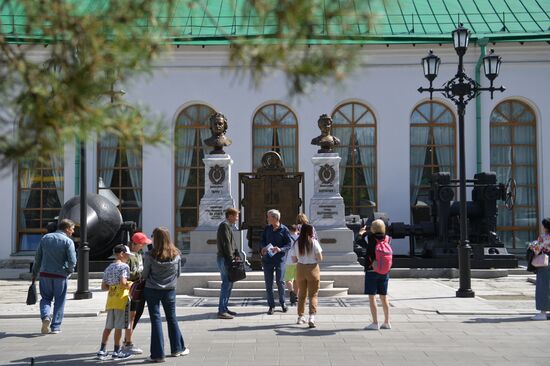 Церемония открытия бюстов Петра Первого и Екатерины Первой в Екатеринбурге