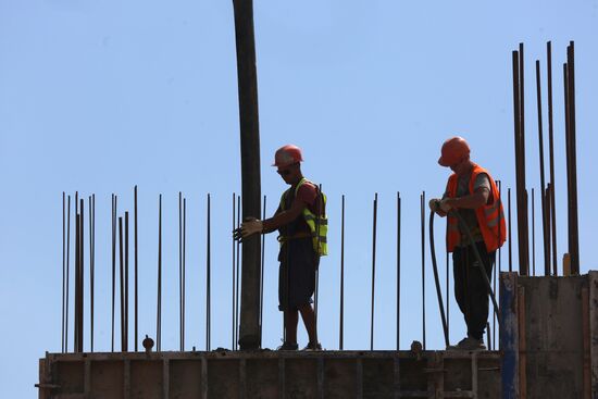 Врио главы ДНР Д. Пушилин посетил стройплощадки Нахимовского училища и больницы ФМБА