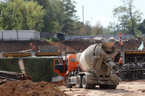 Врио главы ДНР Д. Пушилин посетил стройплощадки Нахимовского училища и больницы ФМБА