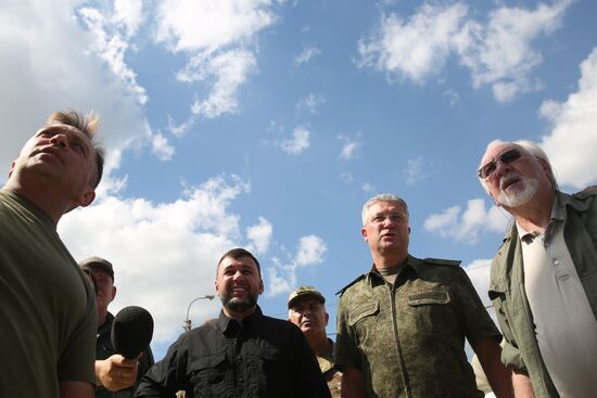 Врио главы ДНР Д. Пушилин посетил стройплощадки Нахимовского училища и больницы ФМБА