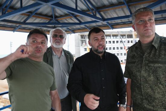 Врио главы ДНР Д. Пушилин посетил стройплощадки Нахимовского училища и больницы ФМБА