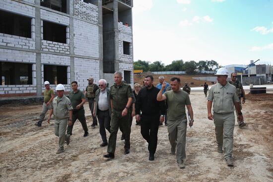 Врио главы ДНР Д. Пушилин посетил стройплощадки Нахимовского училища и больницы ФМБА