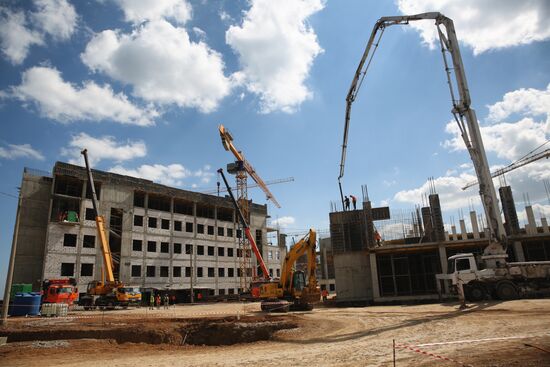 Врио главы ДНР Д. Пушилин посетил стройплощадки Нахимовского училища и больницы ФМБА