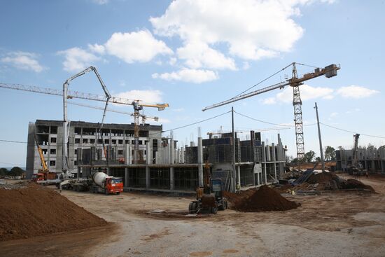 Врио главы ДНР Д. Пушилин посетил стройплощадки Нахимовского училища и больницы ФМБА