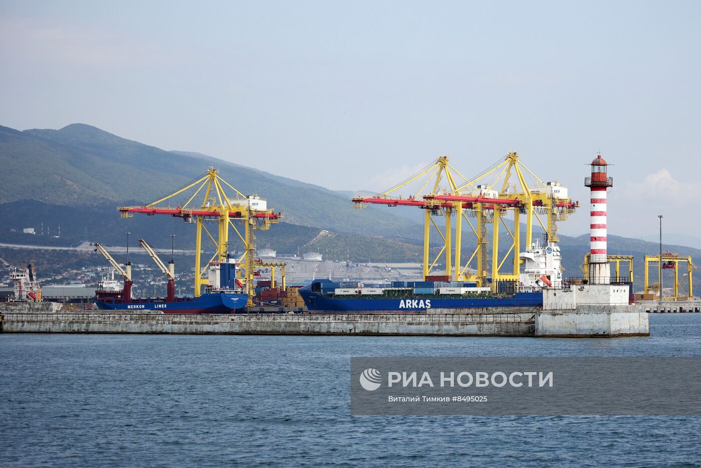 Работа грузового порта Новороссийска