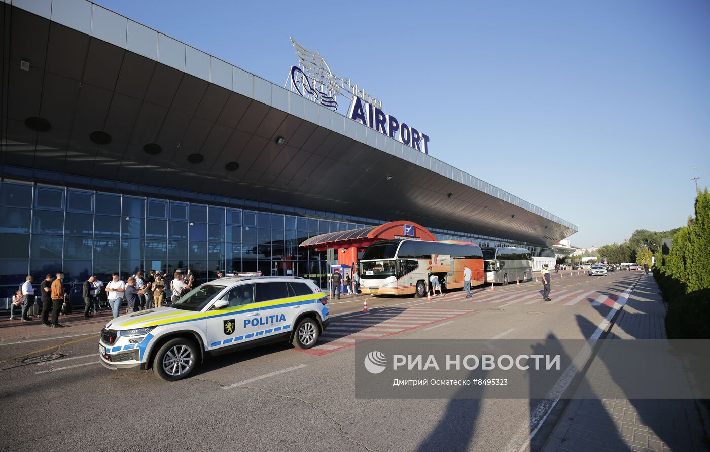 Вылет высланных российских дипломатов из Кишинева 